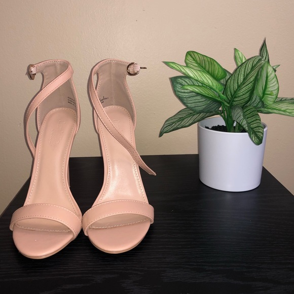 High Heel 👠 - Picture 2 of 5